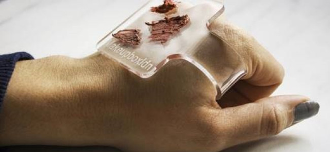 Beauty Buzz: The Makeup Hand Palette makes blending products easy Beauty Buzz: The Makeup Hand Palette makes blending products easy