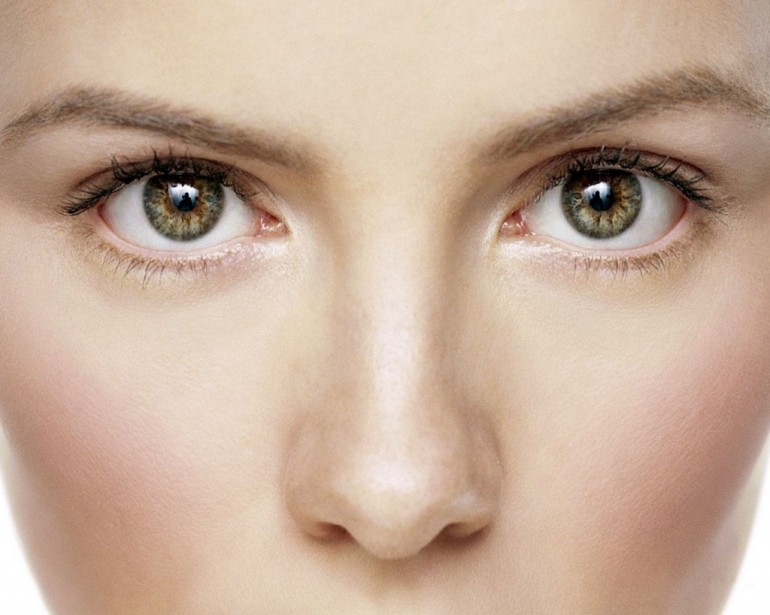 Natural eyes look best with light foundation and red lips to make a statement Natural eyes look best with light foundation and red lips to make a statement