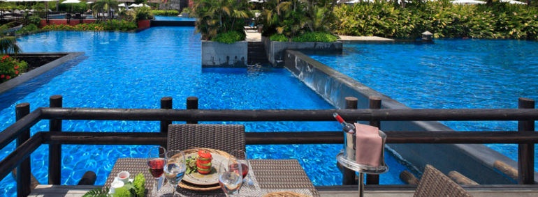 You can enjoy lunch overlooking the infinity pools