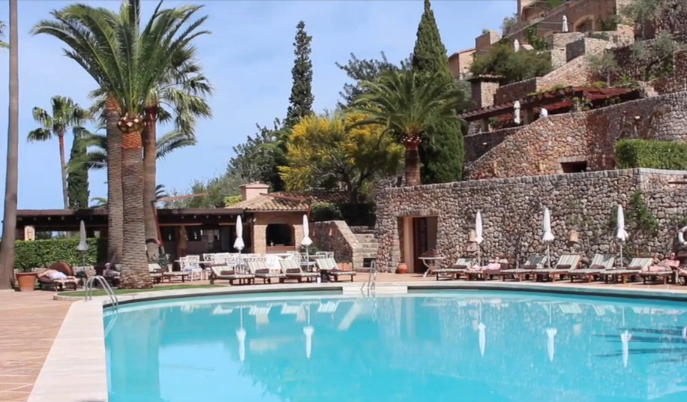 The swimming pool at La Residencia