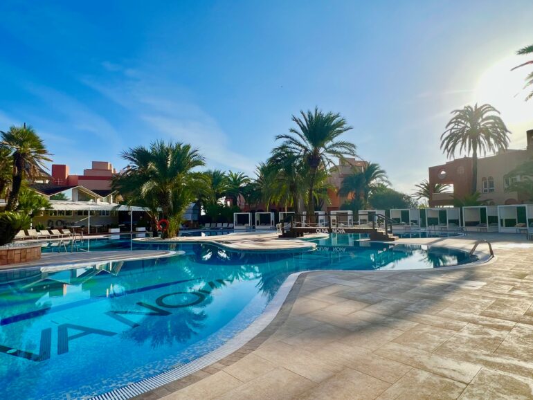 The swimming pool at Oliva Nova Beach and Golf Resort