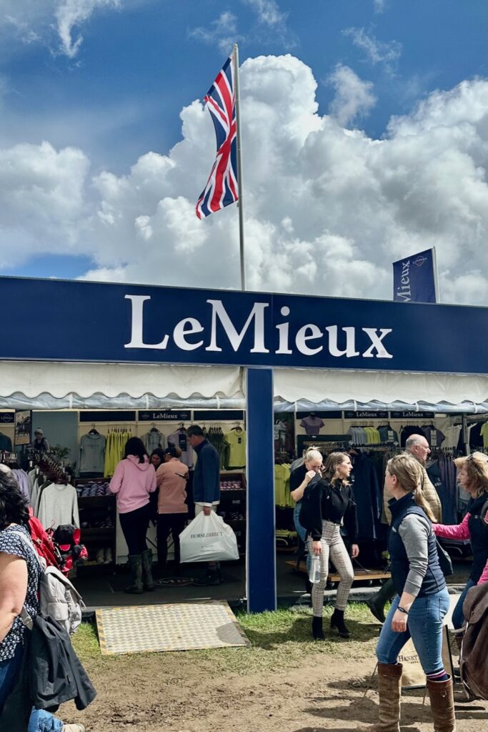 Badminton shopping at the Le Mieux stand